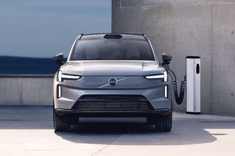 Pin dung lượng 111 kWh mang lại tầm vận hành 483 km mỗi lần sạc, đồng thời hỗ trợ 2 công nghệ sạc ngược cho thiết bị ngoài và sạc nhanh 10 – 80% trong 30 phút. Volvo EX90 có 2 cấu hình với bản tiêu chuẩn cung cấp công suất 408 mã lực, mô-men xoắn 770 Nm trong khi bản Performance cao cấp hơn nâng các thông số trên lên lần lượt 503 và 910 đơn vị.