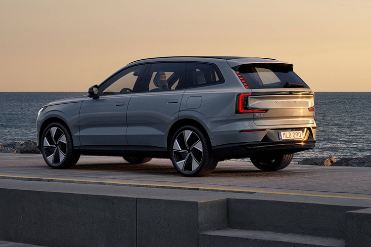Trần xe phẳng, kết cấu nửa trên thân xe nhỏ gọn và các trang bị tối ưu khí động học giúp hệ số cản không khí Cd của chiếc SUV cỡ lớn này chỉ là 0,29. Nội thất Volvo EX90, tương tự bên ngoài, gần như bê nguyên từ bản concept sang. Nhiều chi tiết trong EX90 khác biệt đáng kể các dòng xe hiện tại của hãng xe Thuỵ Điển và chia sẻ nhiều điểm chung với Polestar 3.