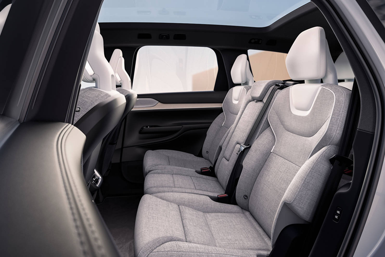 Giữa trung tâm táp lô là màn hình khổng lồ kích thước 14,5 inch đặt dọc nơi người dùng điều khiển gần như toàn bộ các tính năng xe sở hữu. Trước mặt người lái là bảng đồng hồ kỹ thuật số nhỏ nhắn hơn.