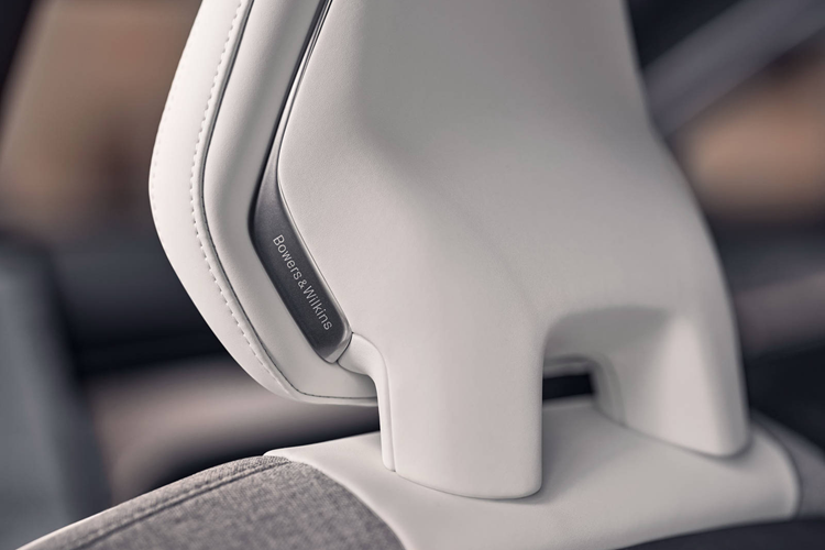 Một hệ thống radar khác đặt trong nội thất được sử dụng để cảnh báo người dùng, tránh tình trạng để trẻ nhỏ và vật nuôi trong xe dẫn tới sốc nhiệt. Về hệ thống truyền động, Volvo EX90 mặc định sử dụng cấu hình dẫn động 2 mô tơ tạo thành hệ dẫn động 4 bánh AWD.