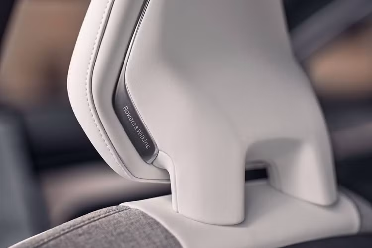 Một hệ thống radar khác đặt trong nội thất được sử dụng để cảnh báo người dùng, tránh tình trạng để trẻ nhỏ và vật nuôi trong xe dẫn tới sốc nhiệt. Về hệ thống truyền động, Volvo EX90 mặc định sử dụng cấu hình dẫn động 2 mô tơ tạo thành hệ dẫn động 4 bánh AWD.