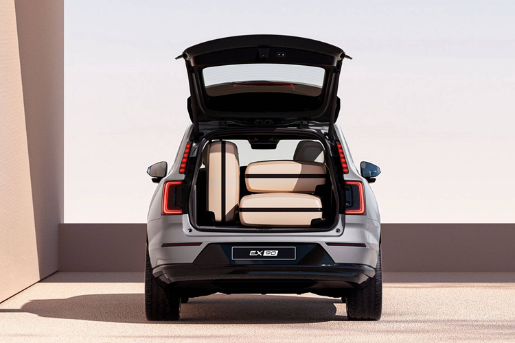 Giá xe Volvo EX90 2024 có mức khởi điểm 76.695 USD (tương đương 1,86 tỷ đồng). Con số này cao gấp rưỡi XC90 ở cùng thị trường Mỹ, nhưng vẫn được đánh giá là hợp lý bởi xe sở hữu rất nhiều trang bị, tiện nghi.