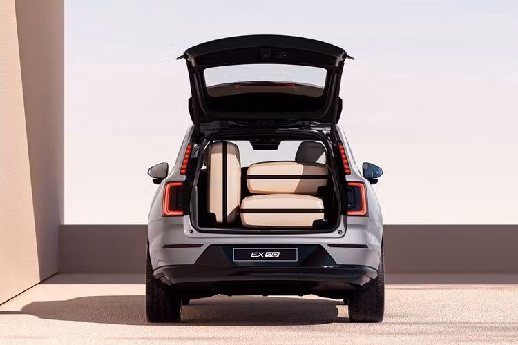 Giá xe Volvo EX90 2024 có mức khởi điểm 76.695 USD (tương đương 1,86 tỷ đồng). Con số này cao gấp rưỡi XC90 ở cùng thị trường Mỹ, nhưng vẫn được đánh giá là hợp lý bởi xe sở hữu rất nhiều trang bị, tiện nghi.