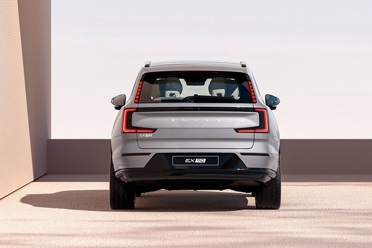 Volvo EX90 được sản xuất tại South Carolina và sẽ mở bán song song với mẫu XC90 chạy động cơ đốt trong. Đây là chiến lược phục vụ khách hàng Volvo toàn cầu trước khi nhãn hiệu xe Thụy Điển chuyển danh mục sản phẩm sang thuần điện 100% từ 2030.
