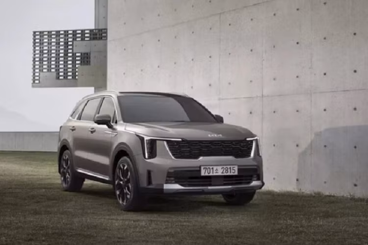 Bản cập nhật Hyundai SantaFe và Kia Sorento hybrid nâng cấp mới này sẽ giúp hai chiếc xe có thể có phạm vi hoạt động lên đến 100 km mà không cần nhiên liệu. Được biết, người dùng sẽ phải đợi từ 2 - 3 năm nữa mới được trải nghiệm phiên bản nâng cấp này.