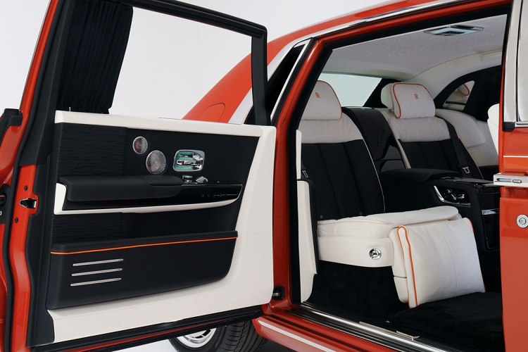 Màu sắc bên ngoài và bên trong chiếc xe được thể hiện theo yếu tố. Chẳng hạn phiên bản lửa mang sắc đỏ, trong khi nước lại dùng tone màu xanh dương.