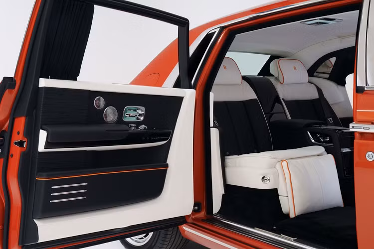 Màu sắc bên ngoài và bên trong chiếc xe được thể hiện theo yếu tố. Chẳng hạn phiên bản lửa mang sắc đỏ, trong khi nước lại dùng tone màu xanh dương.