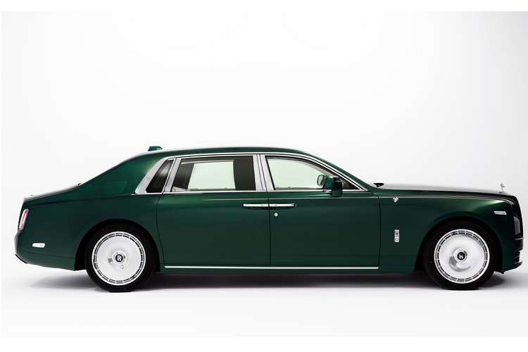 Phantom "The Six Elements" được thực hiện trên mẫu Rolls-Royce Phantom Extended Series II mới. Mỗi chiếc Phantom trong bộ sưu tập này đều có những nét riêng, đại diện cho 5 yếu tố tự nhiên là đất, nước, lửa, gió, khí và yếu tố thứ 6 là nhân loại.