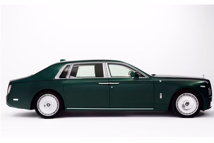 Phantom "The Six Elements" được thực hiện trên mẫu Rolls-Royce Phantom Extended Series II mới. Mỗi chiếc Phantom trong bộ sưu tập này đều có những nét riêng, đại diện cho 5 yếu tố tự nhiên là đất, nước, lửa, gió, khí và yếu tố thứ 6 là nhân loại.