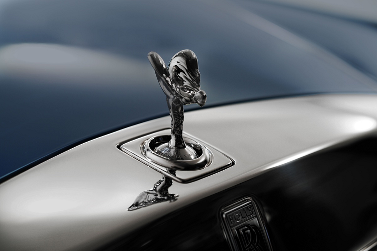 Phần đế của bức tượng Spirit of Ecstasy được chạm khắc thêm ký tự tạo điểm nhấn.