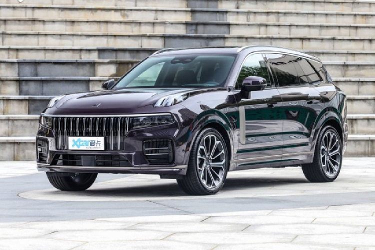  Lynk &amp; Co 09 Lynk &amp; Co 09 về cơ bản có thể coi là “anh em sinh đôi” với Volvo XC90 khi chia sẻ chung nền tảng Scalable Premium Architecture (SPA). Mặc dù sở hữu kích thước tổng thể nhỉnh hơn đôi chút nhưng Lynk &amp; Co 09 lại có cùng chiều dài trục cơ sở với XC90 ở mức 2.984mm. Kích thước dài x rộng x cao của xe lần lượt là 5.042 x 1.977 x 1.780 mm.