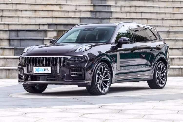  Lynk &amp; Co 09 Lynk &amp; Co 09 về cơ bản có thể coi là “anh em sinh đôi” với Volvo XC90 khi chia sẻ chung nền tảng Scalable Premium Architecture (SPA). Mặc dù sở hữu kích thước tổng thể nhỉnh hơn đôi chút nhưng Lynk &amp; Co 09 lại có cùng chiều dài trục cơ sở với XC90 ở mức 2.984mm. Kích thước dài x rộng x cao của xe lần lượt là 5.042 x 1.977 x 1.780 mm.