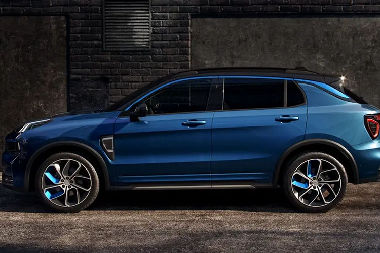 Lynk &amp; Co 01 được phát triển dựa trên cơ sở gầm bệ Compact Modular Architecture (CMA) chung với Volvo XC40. Về kích thước, Lynk &amp; Co 01 sở hữu chiều dài tổng thể 4.512 mm, rộng 1.857 mm, cao 1.673 mm và chiều dài cơ sở 2.730 mm. Thiết kế của Lynk &amp; Co 01 khá độc đáo, đặc biệt là phần đầu xe nằm khá cao. Trên đầu xe có lưới tản nhiệt hẹp và đèn pha cỡ nhỏ, cạnh rìa nắp capô còn có 2 đường gân lồi lên khá nổi bật.