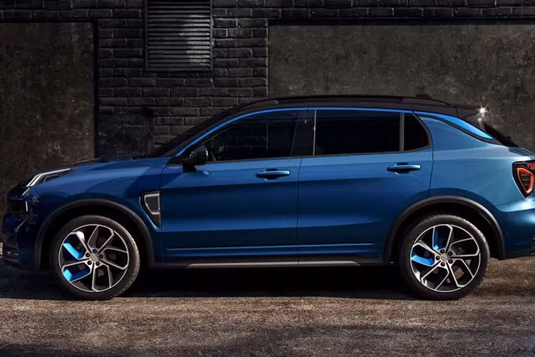 Lynk &amp; Co 01 được phát triển dựa trên cơ sở gầm bệ Compact Modular Architecture (CMA) chung với Volvo XC40. Về kích thước, Lynk &amp; Co 01 sở hữu chiều dài tổng thể 4.512 mm, rộng 1.857 mm, cao 1.673 mm và chiều dài cơ sở 2.730 mm. Thiết kế của Lynk &amp; Co 01 khá độc đáo, đặc biệt là phần đầu xe nằm khá cao. Trên đầu xe có lưới tản nhiệt hẹp và đèn pha cỡ nhỏ, cạnh rìa nắp capô còn có 2 đường gân lồi lên khá nổi bật.