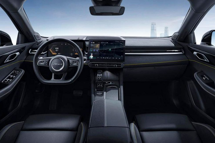 Tương tự ngoại thất, nội thất của Lynk &amp; Co 03 cũng có những nét tương đồng với 01. Một số trang bị nổi bật bên trong cabin của chiếc sedan có: vô lăng vát đáy, bảng đồng hồ kỹ thuật số 12,3 inch, màn hình cảm ứng trung tâm 12,8 inch đặt nổi trên mặt táp-lô, ghế bọc da và hàng ghế sau khá rộng rãi. 