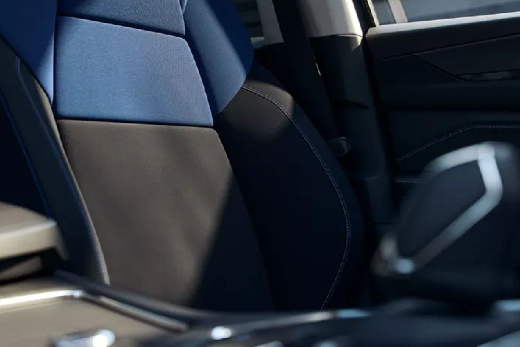 Thứ hai là hệ truyền động hybrid với động cơ xăng 3 xi-lanh, dung tích 1.5L, tạo ra công suất tối đa 150 mã lực, kết hợp cùng mô-tơ điện và hộp số DHT Pro 3 cấp. Phiên bản hybrid của mẫu xe này có tên EM-F, sở hữu công suất tổng cộng 194 mã lực và mô-men xoắn cực đại 345 Nm. Lượng xăng tiêu thụ trung bình của phiên bản hybrid là 4,88 lít/100 km.