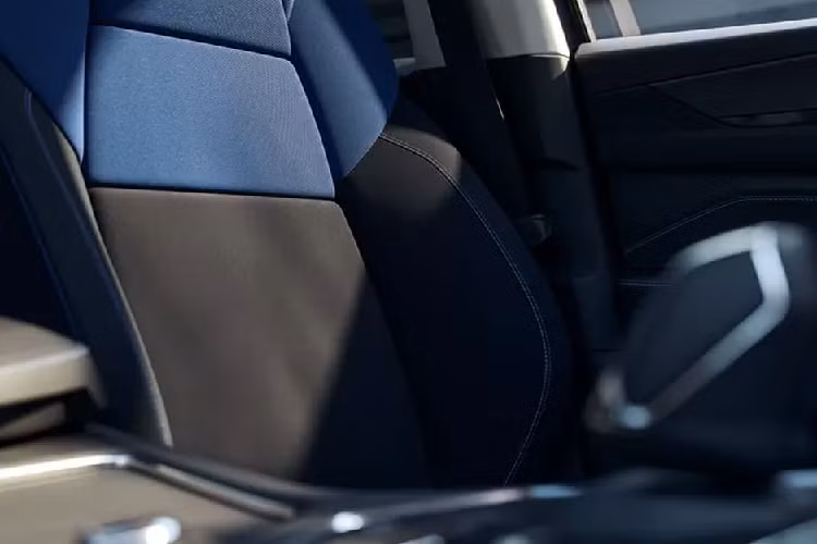 Thứ hai là hệ truyền động hybrid với động cơ xăng 3 xi-lanh, dung tích 1.5L, tạo ra công suất tối đa 150 mã lực, kết hợp cùng mô-tơ điện và hộp số DHT Pro 3 cấp. Phiên bản hybrid của mẫu xe này có tên EM-F, sở hữu công suất tổng cộng 194 mã lực và mô-men xoắn cực đại 345 Nm. Lượng xăng tiêu thụ trung bình của phiên bản hybrid là 4,88 lít/100 km.