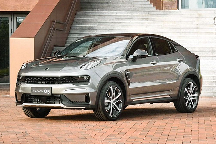  Lynk &amp; Co 05 Theo nhà sản xuất, Lynk &amp; Co 05 là phiên bản coupe của chiếc SUV 01. Tại thị trường quê nhà, Lynk &amp; Co 05 có 3 biến thể gồm 05, 05+ và 05 EM-P (phiên bản plug-in hybrid). Giống như những người anh em Lynk &amp; Co khác, 05 cũng được xây dựng dựa trên nền tảng khung gầm CMA – được đồng phát triển bởi Geely và Volvo. 