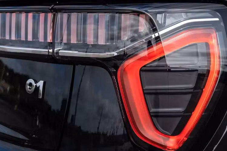 Bước vào khoang cabin, người dùng không khó để nhận ra những thiết kế tương đồng với Volvo. Điều này cũng khá dễ hiểu khi đội ngũ thiết kế của Volvo cũng tham gia vào quá trình thiết kế Lynk &amp; Co 01. Nội thất của chiếc Lynk &amp; Co 01 đi theo phong cách tối giản, mang đến cảm giác sang trọng nhưng không kém phần hiện đại.