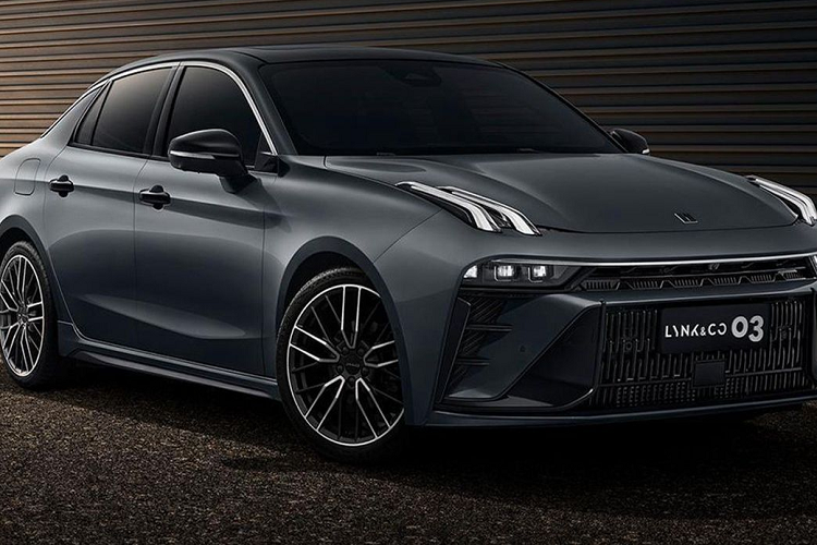 Lynk &amp; Co 03 Lynk &amp; Co 03 đã có mặt trên thị trường từ năm 2018. Đây là mẫu xe sedan đầu tiên của Lynk &amp; Co. Tương tự 01, mẫu xe này cũng được phát triển dựa trên cơ sở gầm bệ CMA dùng chung với Volvo. Về kích thước, Lynk &amp; Co 03 có chiều dài x rộng x cao lần lượt là 4.684 x 1.843 x 1.460 mm và chiều dài cơ sở 2.730 mm.