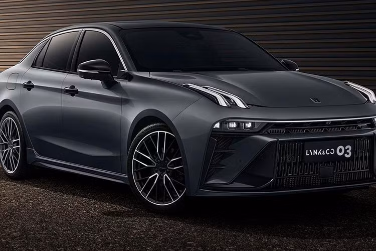 Lynk &amp; Co 03 Lynk &amp; Co 03 đã có mặt trên thị trường từ năm 2018. Đây là mẫu xe sedan đầu tiên của Lynk &amp; Co. Tương tự 01, mẫu xe này cũng được phát triển dựa trên cơ sở gầm bệ CMA dùng chung với Volvo. Về kích thước, Lynk &amp; Co 03 có chiều dài x rộng x cao lần lượt là 4.684 x 1.843 x 1.460 mm và chiều dài cơ sở 2.730 mm.