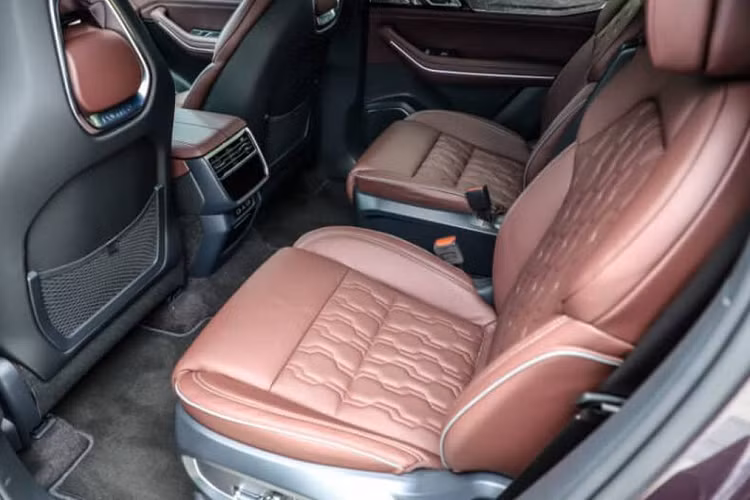 Không giống như XC90 7 chỗ (2+3+2), Lynk &amp; Co là một chiếc SUV 6 chỗ với cấu hình 2+2+2 với hàng ghế giữa là 2 ghế cơ trưởng mang đến cảm giác thoải mái tối đa cho người ngồi, trang bị này rất được các khách hàng Trung Quốc ưa chuộng.