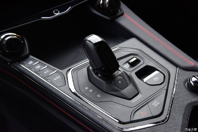 Thứ hai là động cơ tăng áp Drive-E series 2.0TD T5 Evo với công suất tối đa 265 mã lực và mô-men xoắn cực đại 380 Nm. Động cơ này được trang bị trên Lynk &amp; Co 05+.