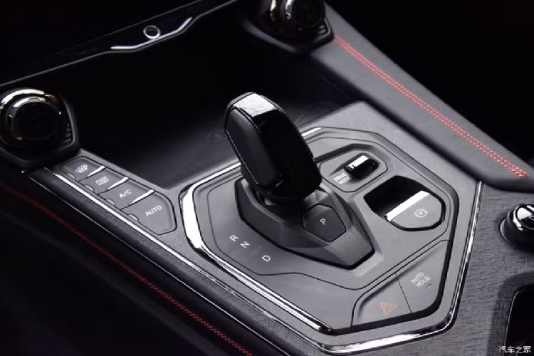 Thứ hai là động cơ tăng áp Drive-E series 2.0TD T5 Evo với công suất tối đa 265 mã lực và mô-men xoắn cực đại 380 Nm. Động cơ này được trang bị trên Lynk &amp; Co 05+.