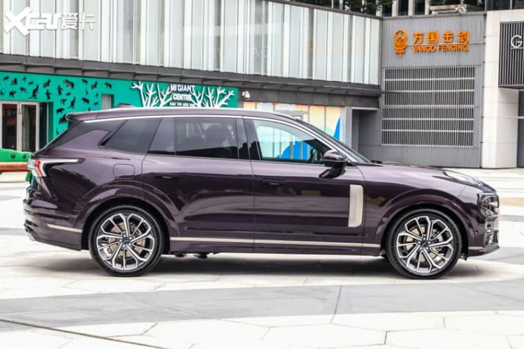 Về diện mạo, Lynk &amp; Co 09 vẫn có những dấu ấn thiết kế riêng, nổi bật là lưới tản nhiệt đặc trưng của Lynk &amp; Co với các thanh dọc đặc biệt hơn so với những người anh em khác. Ngoài ra, chiếc SUV còn có tay nắm cửa dạng chìm giúp tăng thêm sự sang trọng, đồng thời bổ sung một vài chi tiết màu nâu để tạo cảm giác dễ chịu. Nhìn chung, ngoại thất của Lynk &amp; Co 09 rất phù hợp với phong cách sống của cư dân thành thị.