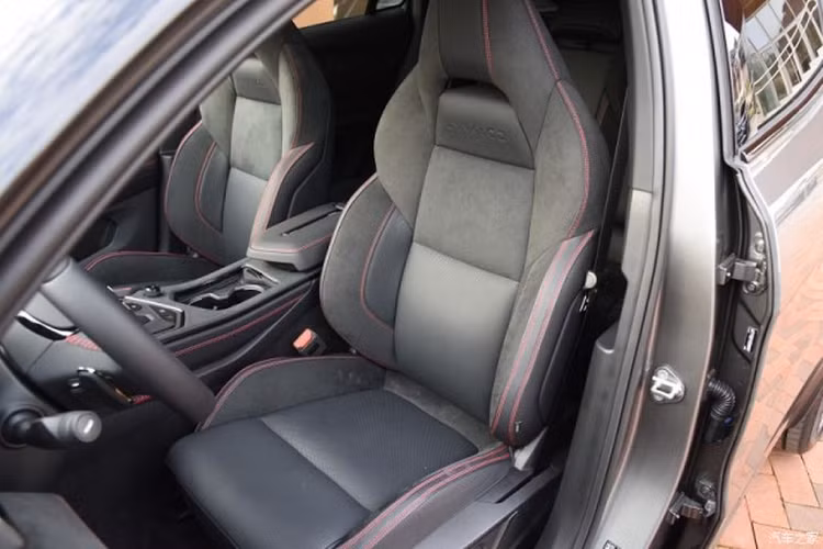 Điểm nhấn của Lynk &amp; Co 05 là tạo hình nóc dốc dần về phía sau, đậm chất coupe. Về truyền động, Lynk &amp; Co 05 cũng có 3 loại động cơ. Thứ nhất là động cơ Drive-E 2.0TD T5 với công suất tối đa 251 mã lực và mô-men xoắn cực đại 350 Nm, đi cùng hộp số tự động 8 cấp Aisin.