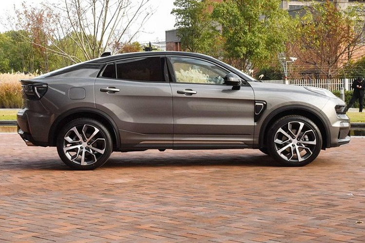 Theo đó xe có chiều dài 4.592 mm, chiều rộng 1.879 mm, chiều cao 1.628 mm và chiều dài cơ sở 2.734 mm. Như vậy, 05 nhỉnh hơn một chút so với chiếc SUV 01. Về cơ bản, các chi tiết trên ngoại thất của Lynk &amp; Co 05 giống với những “người anh em” cùng nhà.