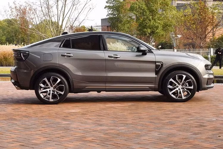 Theo đó xe có chiều dài 4.592 mm, chiều rộng 1.879 mm, chiều cao 1.628 mm và chiều dài cơ sở 2.734 mm. Như vậy, 05 nhỉnh hơn một chút so với chiếc SUV 01. Về cơ bản, các chi tiết trên ngoại thất của Lynk &amp; Co 05 giống với những “người anh em” cùng nhà.