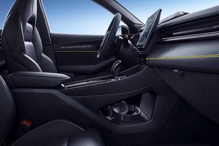 Về truyền động, Lynk &amp; Co 03 cũng có 3 tuỳ chọn động cơ. Đầu tiên là động cơ xăng 4 xi-lanh, tăng áp, dung tích 2.0L của Volvo với công suất tối đa 254 mã lực và mô-men xoắn cực đại 350 Nm. Động cơ đi kèm với hộp số tự động ly hợp kép 7 cấp.