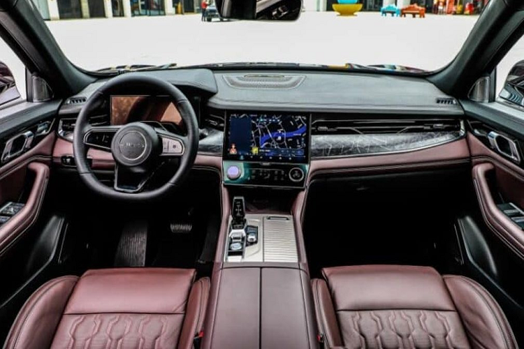 Bên trong cabin, Lynk &amp; Co 09 sở hữu rất nhiều tiện ích hiện đại như: màn hình cảm ứng 12 inch cho hệ thống thông tin giải trí, bảng điều khiển nhiệt độ LCD 6 inch được điều khiển bởi 2 nút xoay màn hình 1,4 inch tạo nên một ngăn xếp trung tâm đẹp mắt, vô lăng tích hợp nhiều nút chức năng, núm Start/Stop và bộ chọn chế độ lái tương tự như Volvo, cụm đồng hồ LCD 12,3 inch, màn hình màu trên kính chắn gió 12,8 inch,…