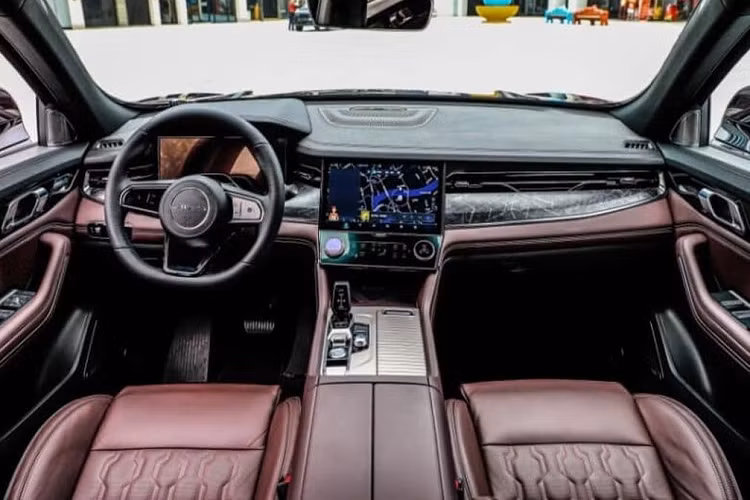 Bên trong cabin, Lynk &amp; Co 09 sở hữu rất nhiều tiện ích hiện đại như: màn hình cảm ứng 12 inch cho hệ thống thông tin giải trí, bảng điều khiển nhiệt độ LCD 6 inch được điều khiển bởi 2 nút xoay màn hình 1,4 inch tạo nên một ngăn xếp trung tâm đẹp mắt, vô lăng tích hợp nhiều nút chức năng, núm Start/Stop và bộ chọn chế độ lái tương tự như Volvo, cụm đồng hồ LCD 12,3 inch, màn hình màu trên kính chắn gió 12,8 inch,…