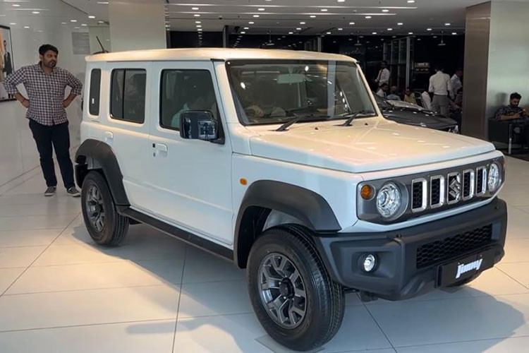 Suzuki Jimny 2023 bản 5 cửa vốn được phát triển đặc biệt dành cho thị trường Ấn Độ. Đây cũng là thị trường đầu tiên trên thế giới đón nhận mẫu xe này. Ở những thị trường khác, Suzuki Jimny hiện chỉ đang bán ra phiên bản 3 cửa.