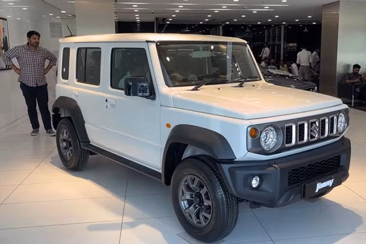 Suzuki Jimny 2023 bản 5 cửa vốn được phát triển đặc biệt dành cho thị trường Ấn Độ. Đây cũng là thị trường đầu tiên trên thế giới đón nhận mẫu xe này. Ở những thị trường khác, Suzuki Jimny hiện chỉ đang bán ra phiên bản 3 cửa.