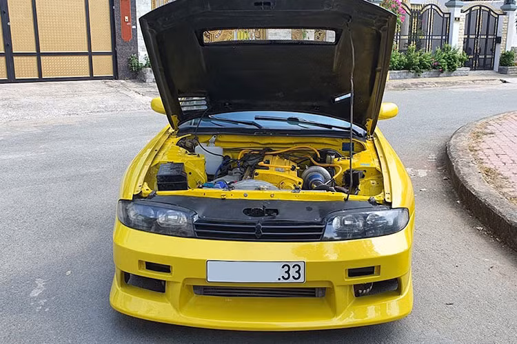 Nhiều người đã khá choáng khi nghe mức giá rao bán chiếc xe thể thao Nissan Skyline R33 trong bài viết này lên đến 3,3 tỷ đồng, phải chăng chủ xe rất thích con số 3, khi mà phiên bản xe là 33, biển số cũng có đến 3 con số 3 xếp liền kề và giá bán là 3,3 tỷ đồng?