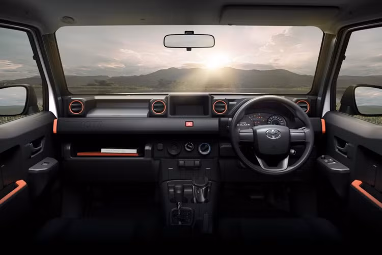 Các trang bị đáng chú ý khác bao gồm hai ngăn đựng cốc, ổ cắm điện, cửa sổ điện và một vài ngăn chứa đồ. Về mặt vận hành, Toyota Hilux Champ 2024 có 4 tùy chọn động cơ, bao gồm 2 bản máy xăng và 2 bản máy dầu. Thứ nhất là động cơ xăng 2.0L có công suất 139 mã lực và mô-men xoắn 183 Nm, hộp số sàn 5 cấp.