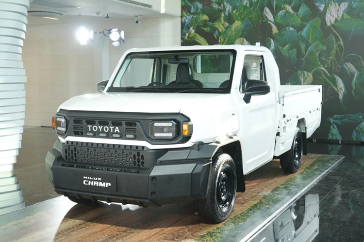 Hiện các đại lý Toyota tại Thái Lan đã bắt đầu nhận đặt cọc trước mẫu xe bán tải đa dụng này tuy nhiên hãng chưa tiết lộ thời điểm giao hàng. Xe sẽ được sản xuất tại nhà máy Samrong – nơi tập trung sản xuất các dòng xe thương mại của Toyota.