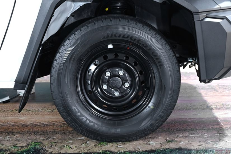 Xe được trang bị cụm đèn pha halogen tiêu chuẩn và có thể nâng cấp lên tùy chọn bóng LED. Mặt ca lăng ốp nhựa đen, với điểm nhấn là dòng chữ TOYOTA to bản ở chính giữa. Điểm nhấn lớn nhất của Toyota Hilux Champ là khả năng tùy biến dễ dàng.