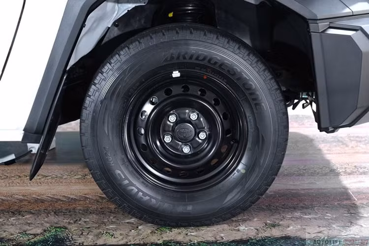 Xe được trang bị cụm đèn pha halogen tiêu chuẩn và có thể nâng cấp lên tùy chọn bóng LED. Mặt ca lăng ốp nhựa đen, với điểm nhấn là dòng chữ TOYOTA to bản ở chính giữa. Điểm nhấn lớn nhất của Toyota Hilux Champ là khả năng tùy biến dễ dàng.