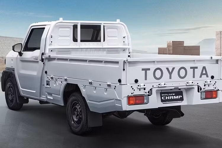 Mức giá xe Toyota Hilux Champ 2024 bán ra từ 459.000-577.000 Baht (tương đương 317 – 398 triệu VNĐ), thấp hơn khá nhiều so với “đàn anh” Hilux, hiện có giá khởi điểm quy đổi từ 375 triệu VNĐ và lên tới 868 triệu VNĐ với phiên bản cao cấp nhất.