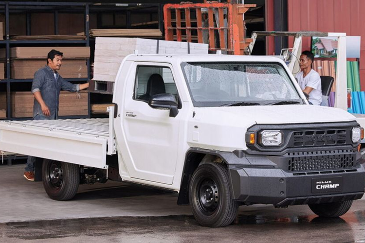 Nhằm đáp ứng nhu cầu đa dạng của khách hàng, bán tải giá rẻ Toyota Hilux Champ 2024 có 2 kiểu dáng thân xe. Trong đó, phiên bản tiêu chuẩn có kích thước dài x rộng x cao lần lượt là 4.970 x 1.785 x 1.735 mm, đi kèm chiều dài cơ sở 2.750 mm.