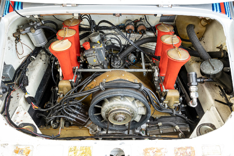 Singer xác nhận đây là hàng thật sau khi kiểm tra các bộ phận như xi lanh, phanh chính thủy lực kép, khung chống lật, vòng bi bạc đạn ổ xoay, phía sau ghế phụ được gia công bằng búa để đưa các đường ống cùng bộ đề nhằm thao tác nhanh khi xe gặp sự cố, bộ phanh thi đấu 917 huyền thoại, khung cân bằng gắn trước và sau, bộ tản nhiệt RSR kích thước lớn cùng động cơ dung tích 3.0L được tinh chỉnh và những chi tiết khác. 