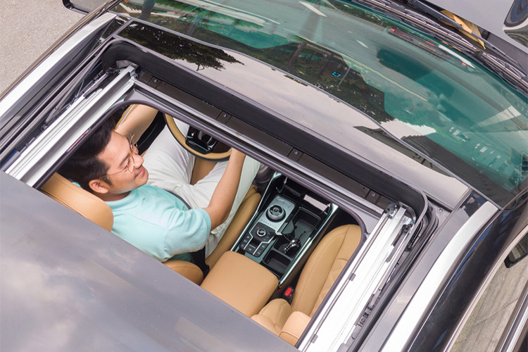 Nằm bên dưới nắp ca-pô của các phiên bản Signature là 2 tùy chọn động cơ. Đầu tiên là động cơ diesel Smartstream D2.2 với 4 xi-lanh, dung tích 2.2L, sản sinh công suất tối đa 198 mã lực và mô-men xoắn cực đại 440 Nm.