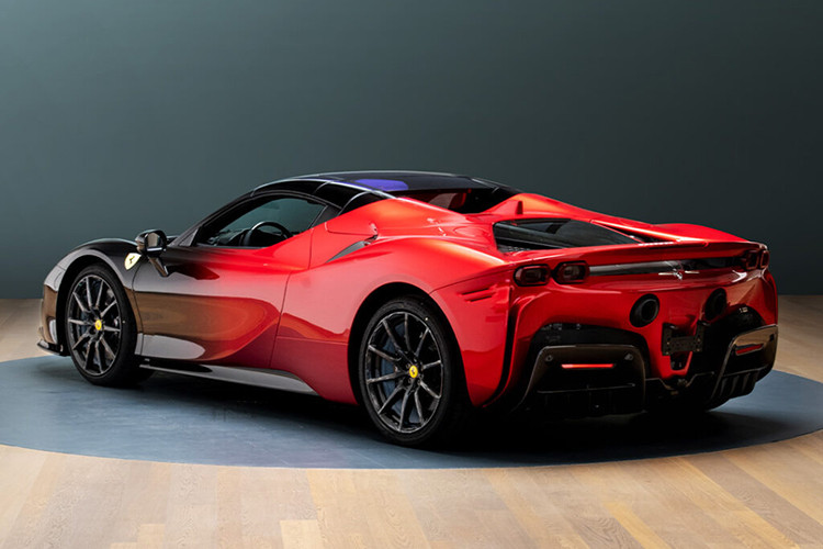 Một ví dụ không thể rõ ràng hơn là chiếc siêu xe Ferrari SF90 Spider màu độc trong bài biết này có thân hình được sơn bằng 2 sắc thái tương phản pha trộn lại với nhau qua hiệu ứng chuyển đổi gradient.