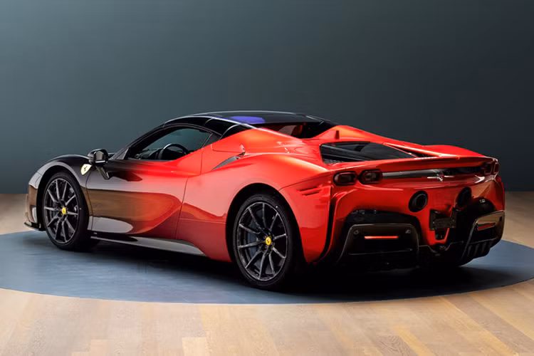 Một ví dụ không thể rõ ràng hơn là chiếc siêu xe Ferrari SF90 Spider màu độc trong bài biết này có thân hình được sơn bằng 2 sắc thái tương phản pha trộn lại với nhau qua hiệu ứng chuyển đổi gradient.