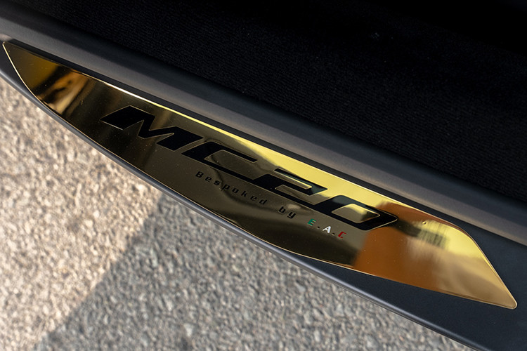 Sau hơn một năm sử dụng, ODO của xe hiện chưa tới 2.000 km. Bên cạnh đó, mẫu siêu xe còn được nâng cấp với gói độ mạ vàng trị giá khoảng 2 tỷ đồng. Như vậy, mức giá bán lại của mẫu xe này được coi là một con số hời khi tiết kiệm được khoảng 3 tỷ so với giá mua mới, chưa kể chi phí nâng cấp xe.