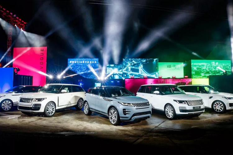 Chính phủ có thể không có lựa chọn nào khác ngoài thoả hiệp và ký kết vì Jaguar Land Rover là nhà sản xuất ôtô lớn nhất của đất nước này và chỉ mới có lãi gần đây. Mất nhà máy mới đồng nghĩa với việc hàng nghìn người sẽ mất hàng nghìn việc làm mới và hiện có. Tata cũng nhận thức được về những khó khăn của Vương quốc Anh trong việc chuyển đổi từ xe động cơ đốt trong sang xe điện.